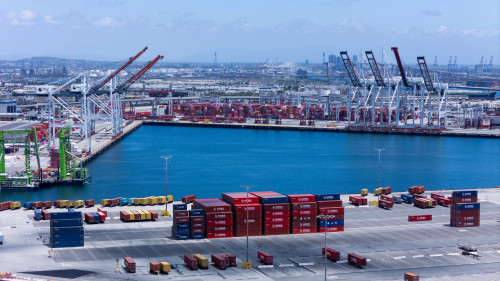 2025-06-02T181336Z_1_LYNXNPEL510XW_RTROPTP_4_USA-TRUMP-TARIFFS-IMPORTS