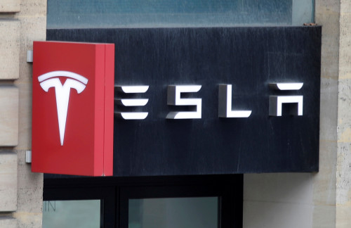 2025-07-15T153004Z_1_LYNXMPEL6E0PL_RTROPTP_4_FRANCE-TESLA