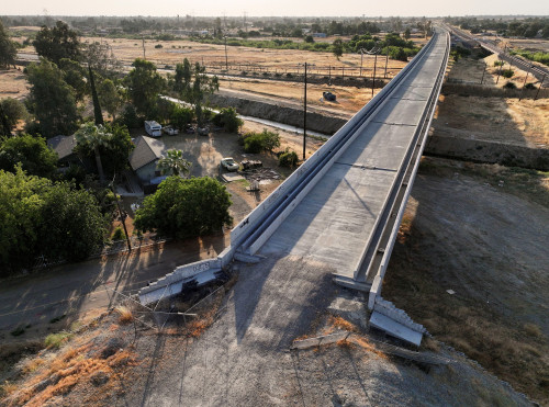2025-08-26T191903Z_1_LYNXMPEL7P0X4_RTROPTP_4_USA-TRUMP-CALIFORNIA-RAIL