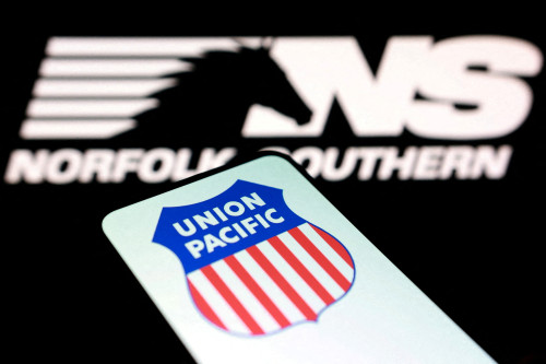 2025-09-22T164206Z_2_LYNXNPEL8L0OY_RTROPTP_4_UNION-PACIFIC-TRUMP-NORFOLK-SOUTHERN