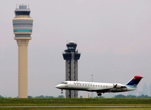 2025-10-01T132413Z_1_LYNXNPEL901UC_RTROPTP_4_USA-AIRLINES
