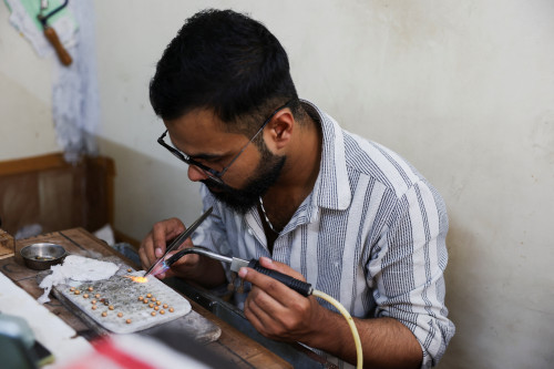 2025-10-08T164119Z_1_LYNXNPEL970TM_RTROPTP_4_GLOBAL-PRECIOUS-INDIA-1