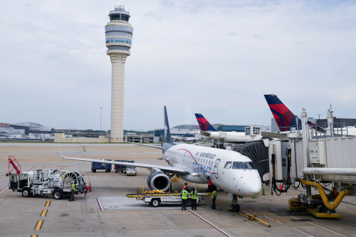 2025-10-08T175333Z_1_LYNXNPEL970V8_RTROPTP_4_USA-AIRLINES