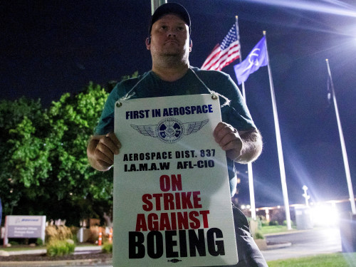 2025-10-16T172954Z_3_LYNXNPEL9F0MB_RTROPTP_4_BOEING-STRIKE-UNION