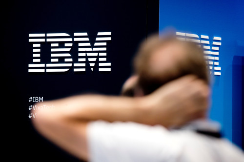 2025-11-04T190159Z_2_LYNXMPELA313U_RTROPTP_4_IBM-LOGO