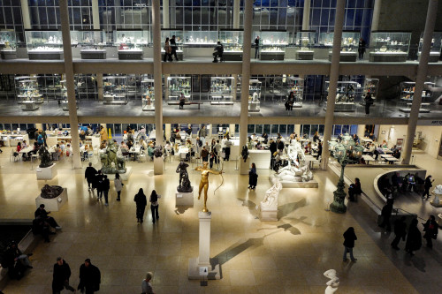 2025-12-01T185252Z_2_LYNXMPELB01MJ_RTROPTP_4_MONEY-GIVING