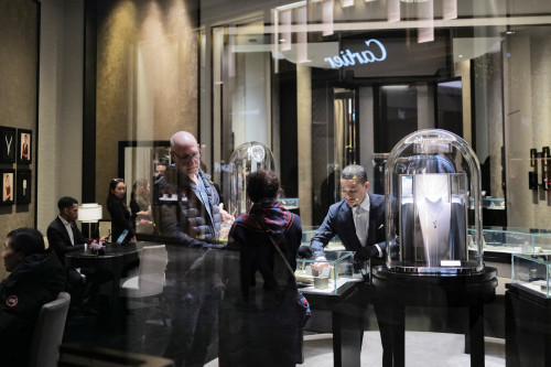 2025-12-23T153330Z_3_LYNXMPELBM0OX_RTROPTP_4_USA-CHRISTMAS-SEASON-RETAIL