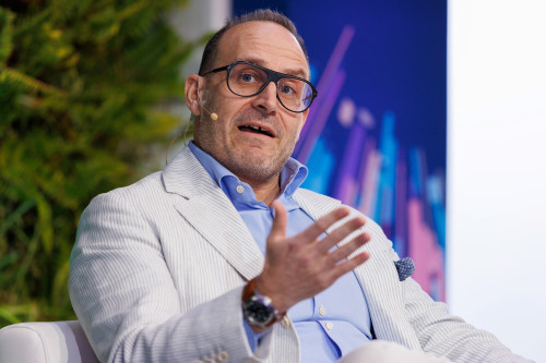 2026-01-02T210900Z_2_LYNXMPEM010FV_RTROPTP_4_MILKEN-CONFERENCE